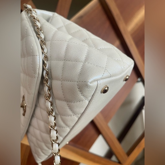 CHANEL 20K Iridescent White Caviar Quilted Coco Handle - Picture 7 of 9